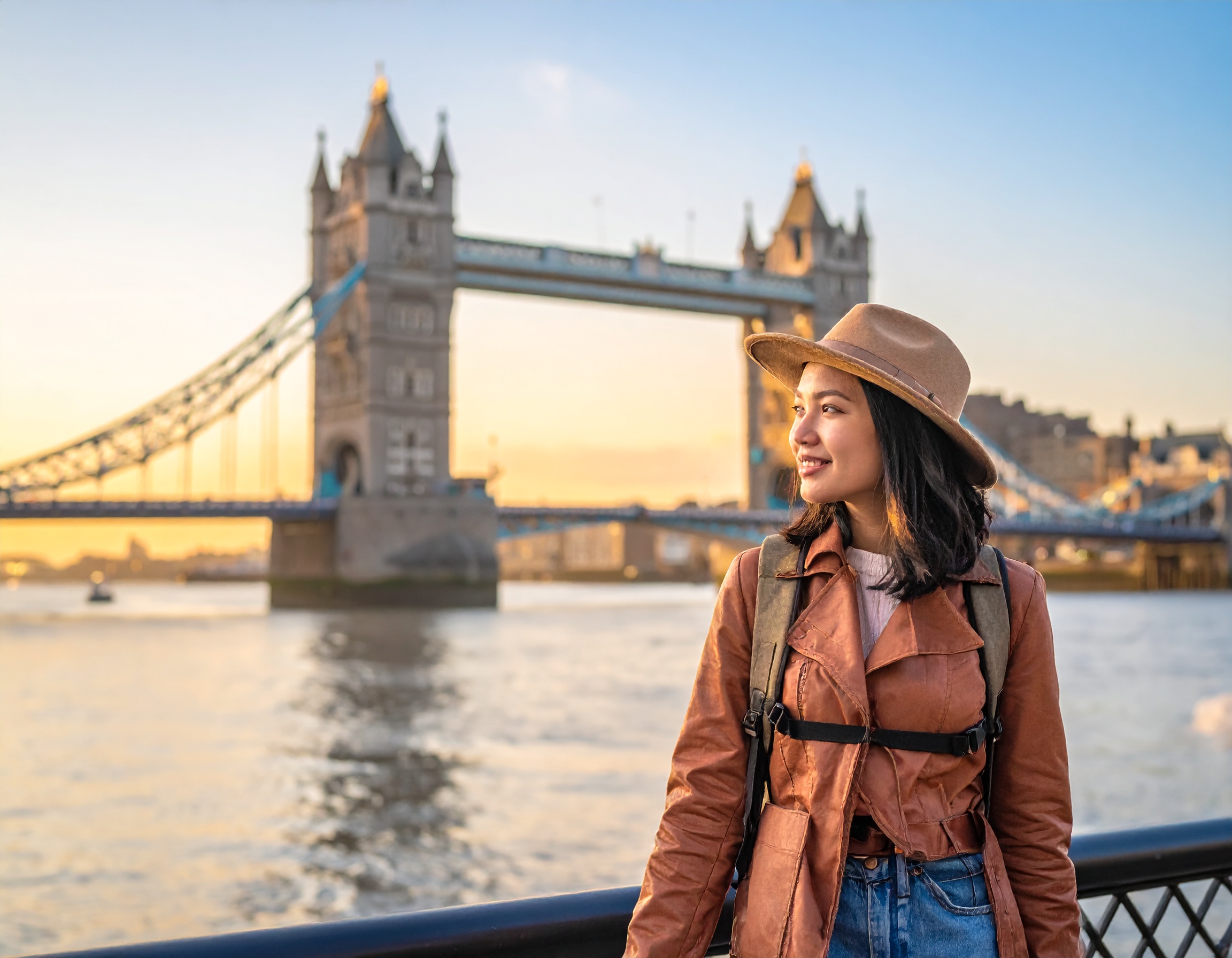 Traveller enjoying London stopover with Big Ben in view.